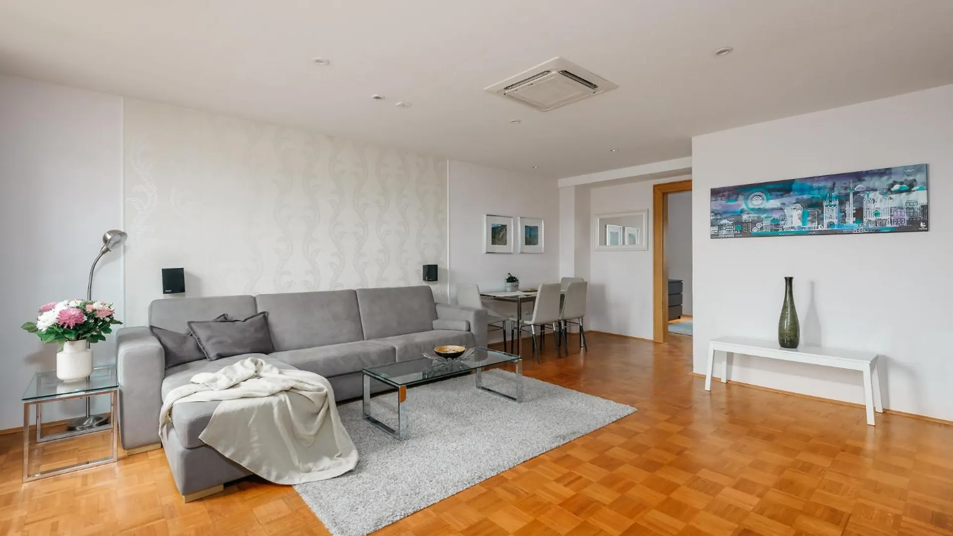 Roy 2 Bdr Apartment With Prague Castle View, Parking & Ac