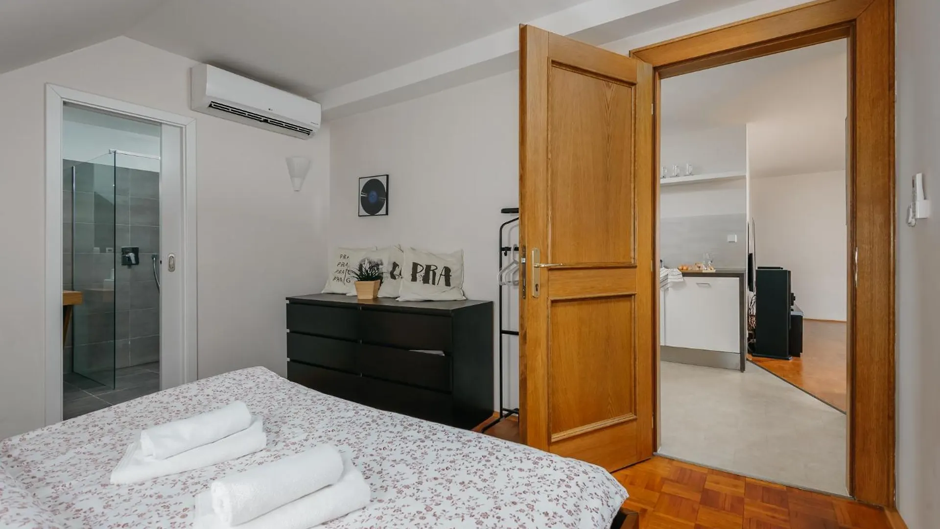 Roy 2 Bdr Apartment With Prague Castle View, Parking & Ac Tschechische Republik