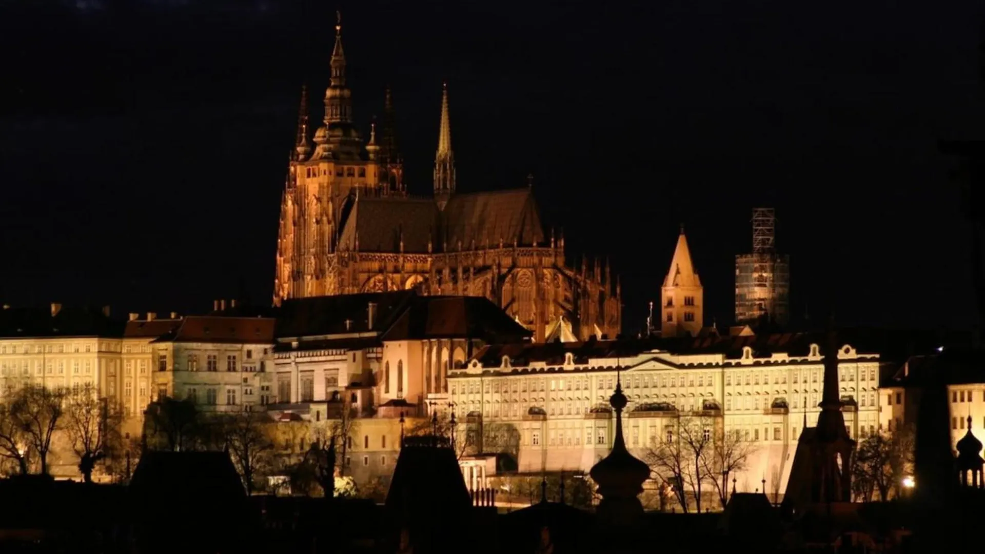 Roy 2 Bdr Apartment With Prague Castle View, Parking & Ac