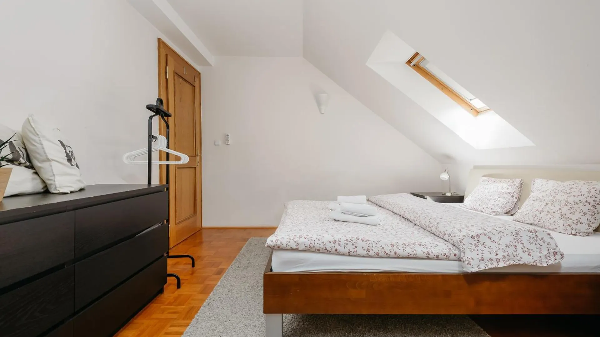 Roy 2 Bdr Apartment With Prague Castle View, Parking & Ac