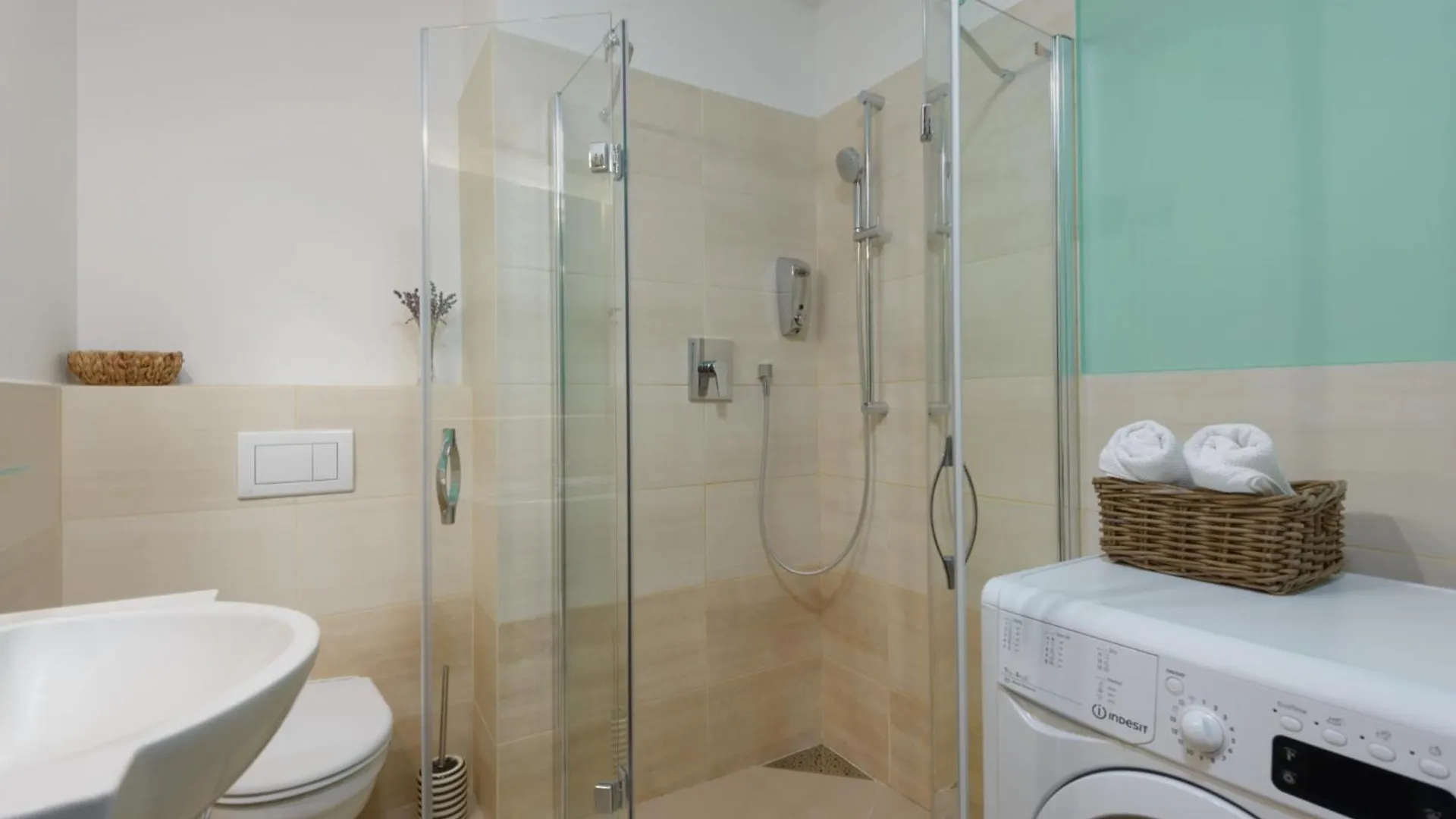Roy 2 Bdr Apartment With Prague Castle View, Parking & Ac 0*,