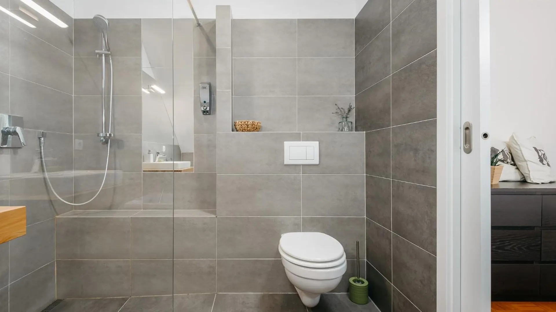 Roy 2 Bdr Apartment With Prague Castle View, Parking & Ac