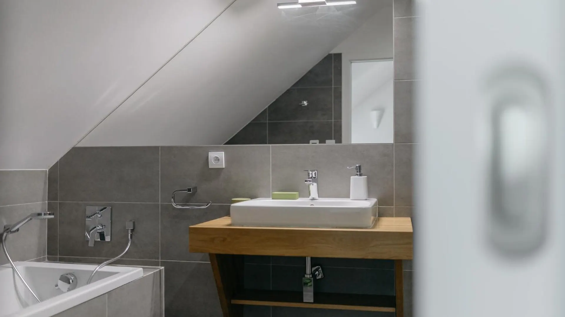 Roy 2 Bdr Apartment With Prague Castle View, Parking & Ac Czech Republic