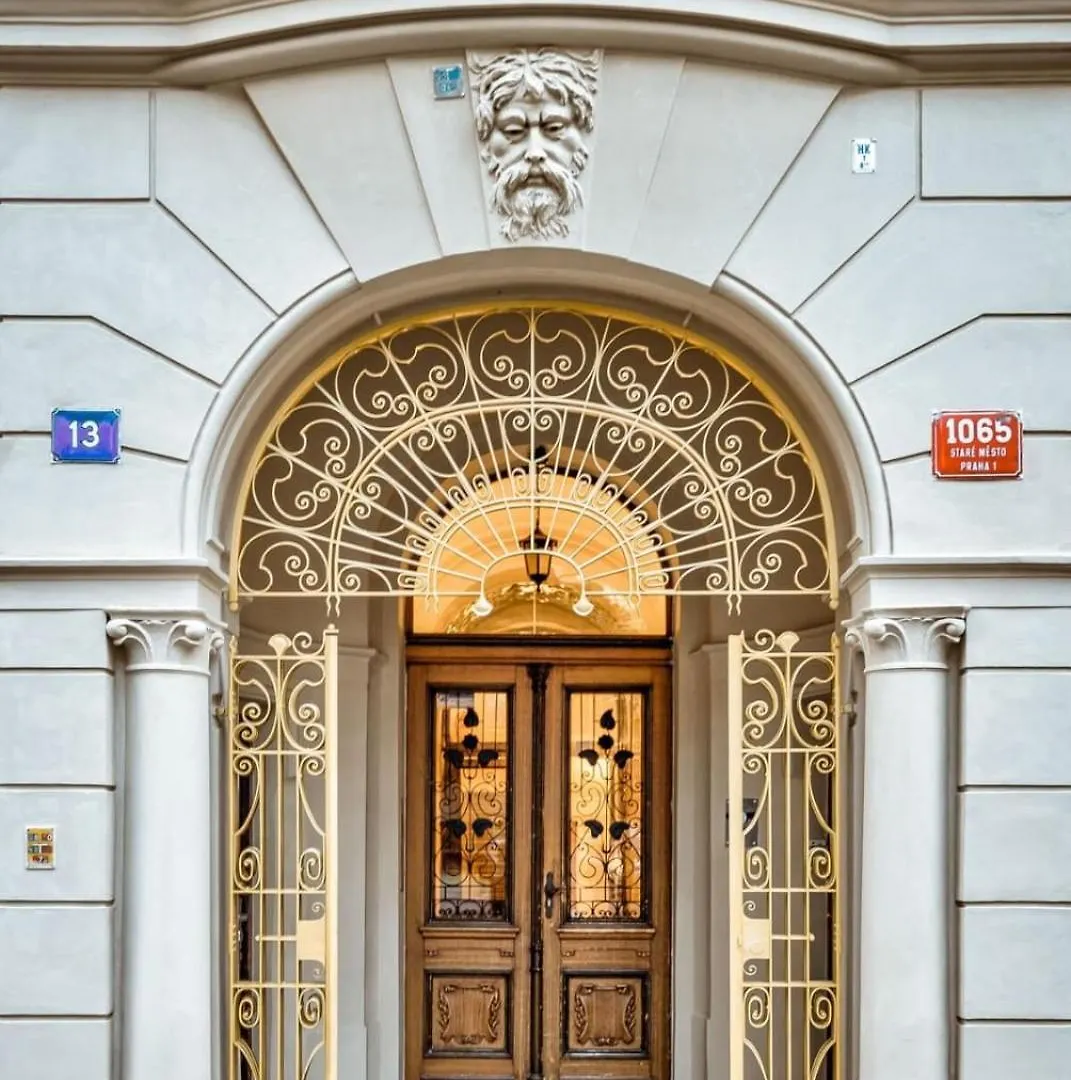 Roy 2 Bdr Apartment With Prague Castle View, Parking & Ac