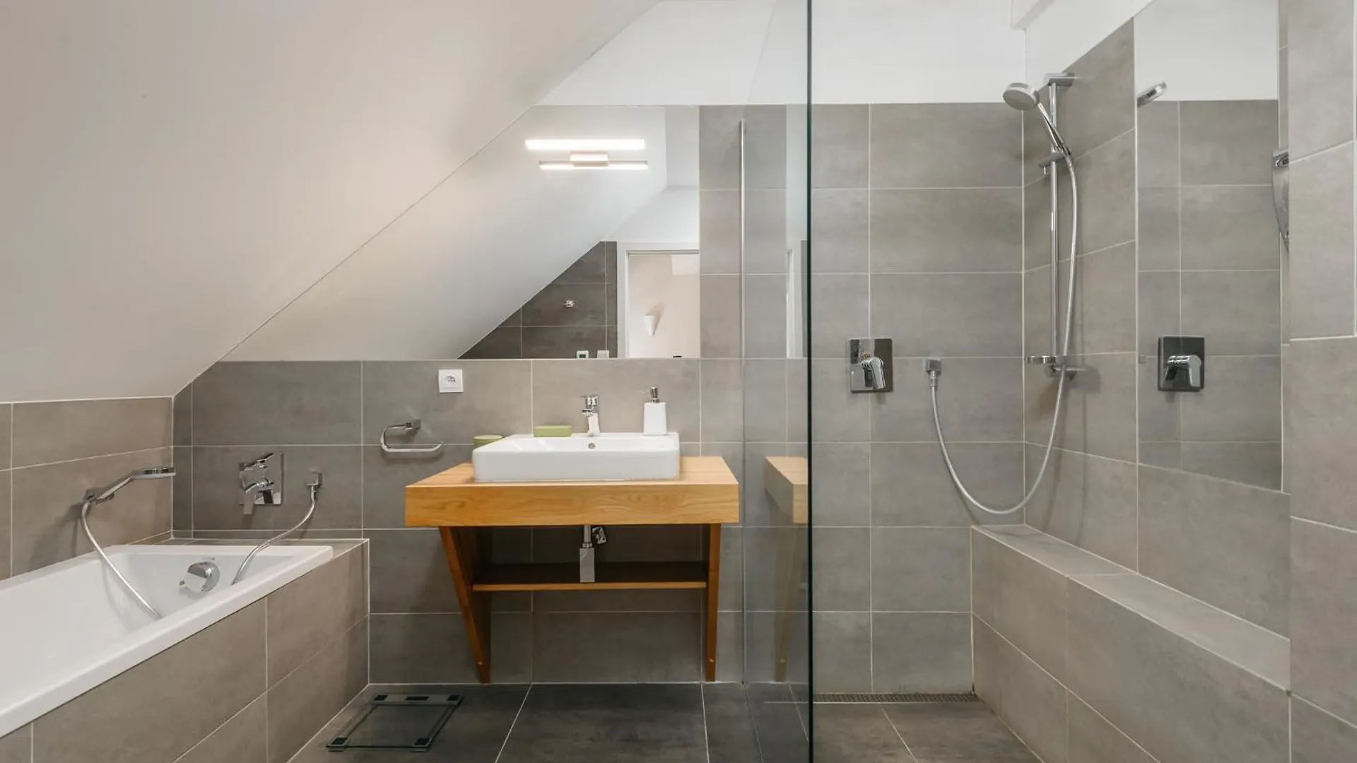Roy 2 Bdr Apartment With Prague Castle View, Parking & Ac 0*,
