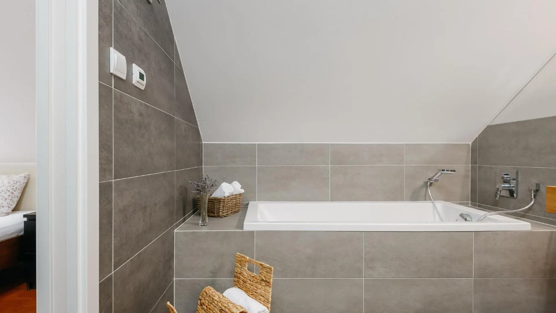 Roy 2 Bdr Apartment With Prague Castle View, Parking & Ac