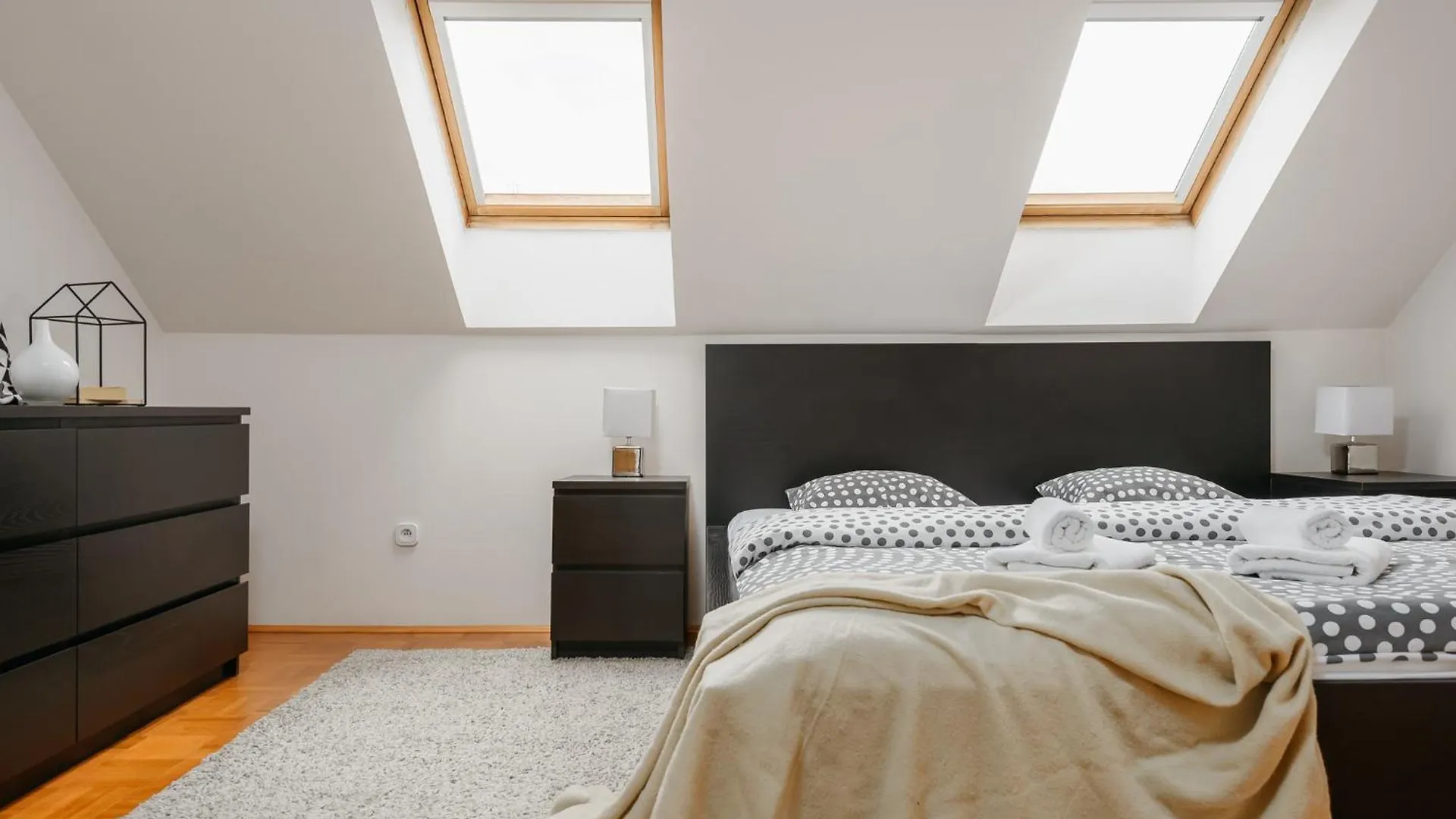 Roy 2 Bdr Apartment With Prague Castle View, Parking & Ac 0*,  Czech Republic