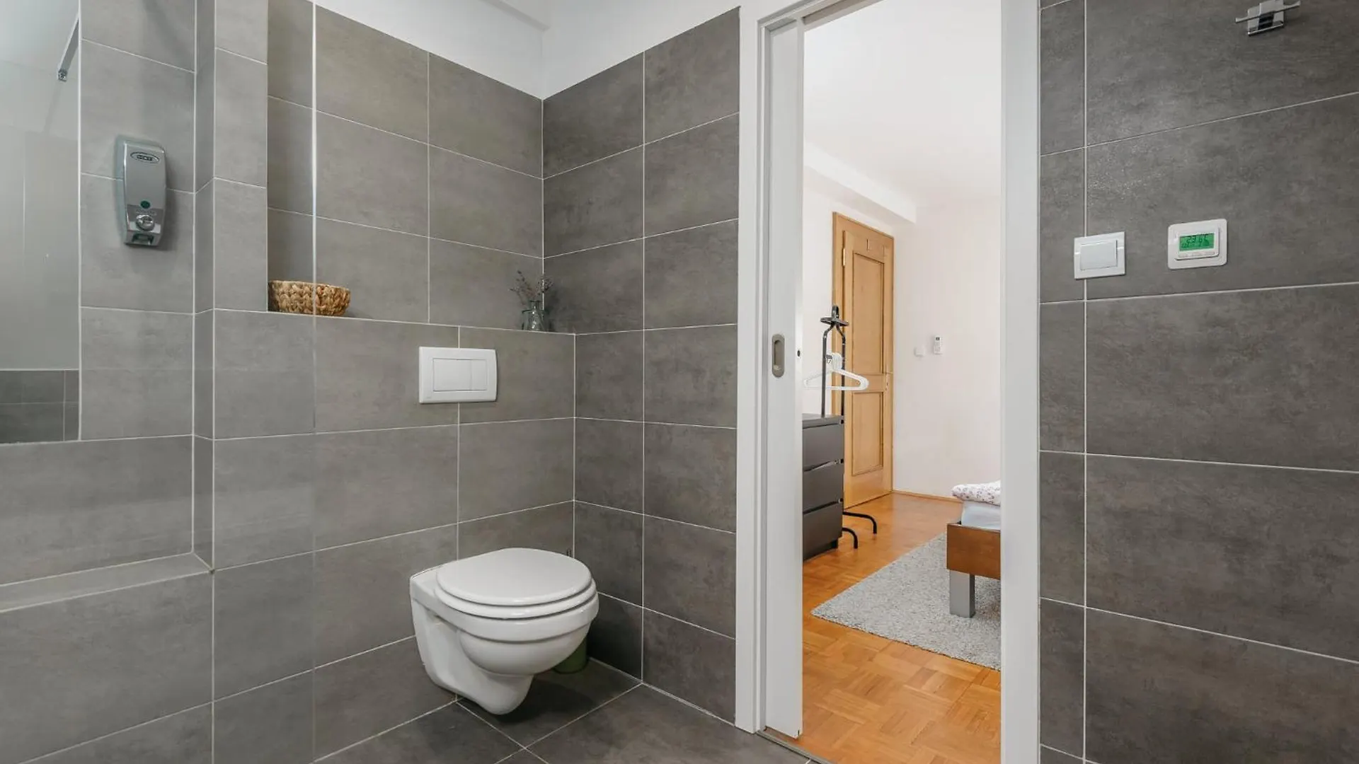 Roy 2 Bdr Apartment With Prague Castle View, Parking & Ac