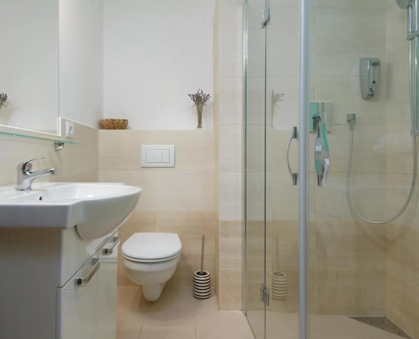 Roy 2 Bdr Apartment With Prague Castle View, Parking & Ac
