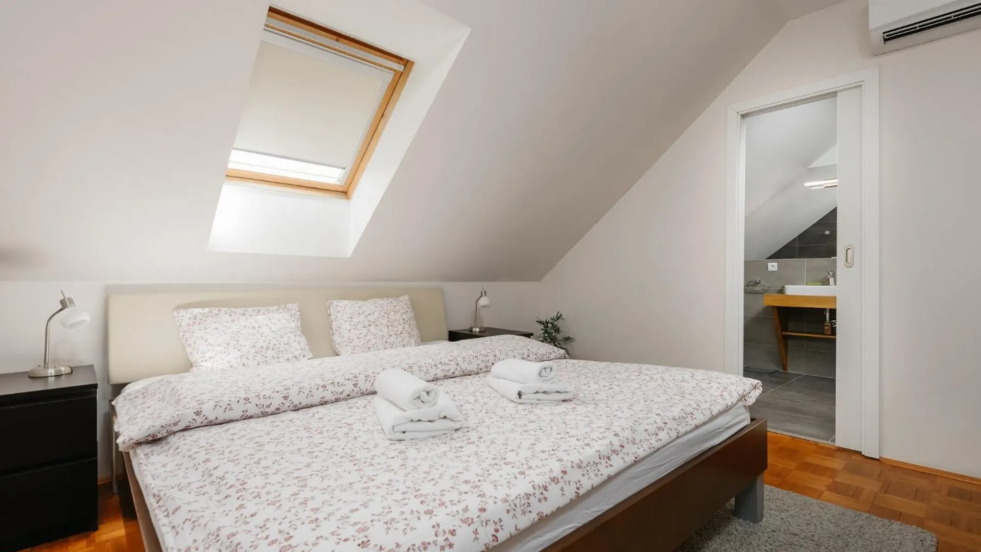 Roy 2 Bdr Apartment With Prague Castle View, Parking & Ac