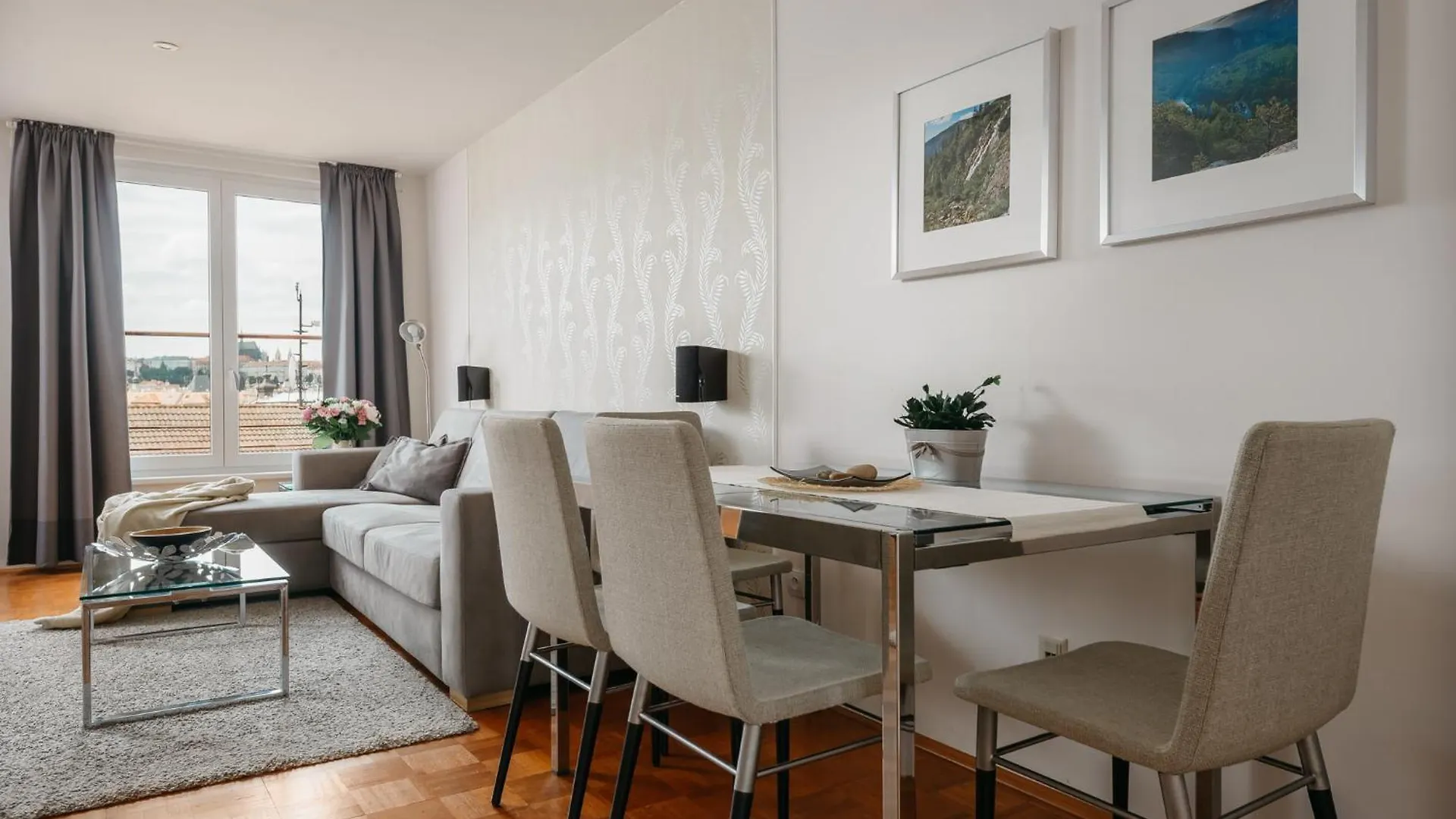 Roy 2 Bdr Apartment With Prague Castle View, Parking & Ac