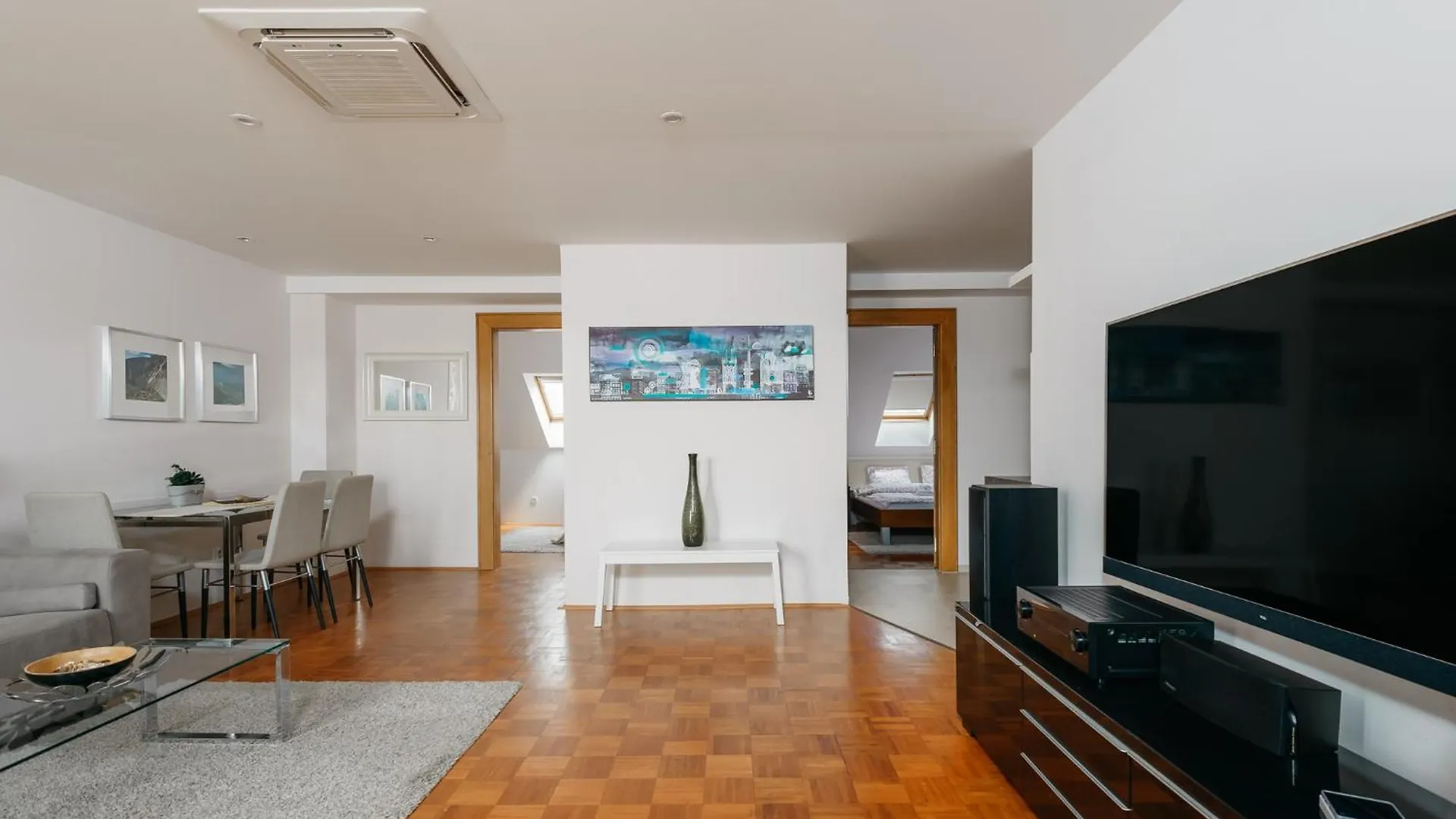 Roy 2 Bdr Apartment With Prague Castle View, Parking & Ac