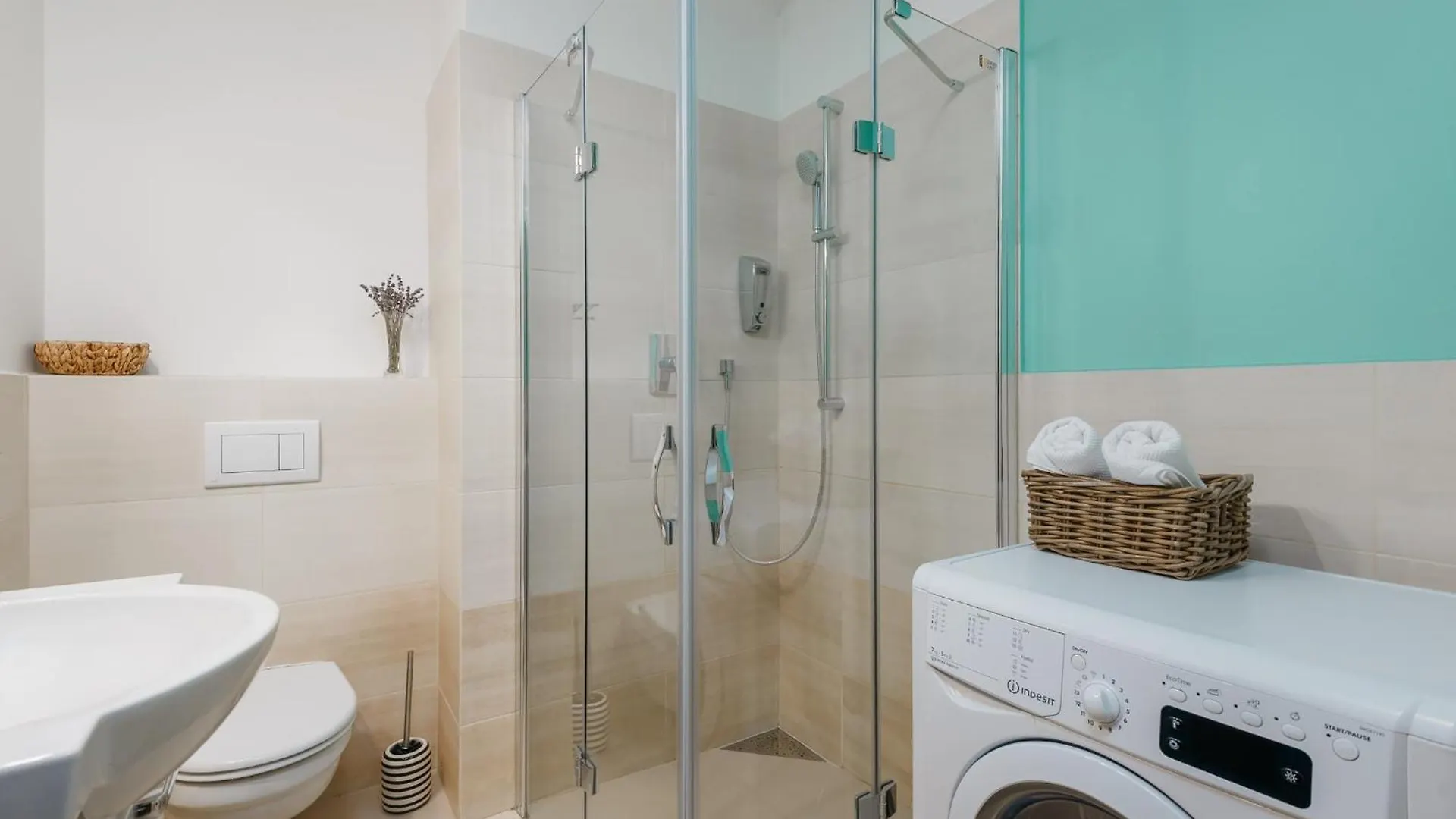 Roy 2 Bdr Apartment With Prague Castle View, Parking & Ac