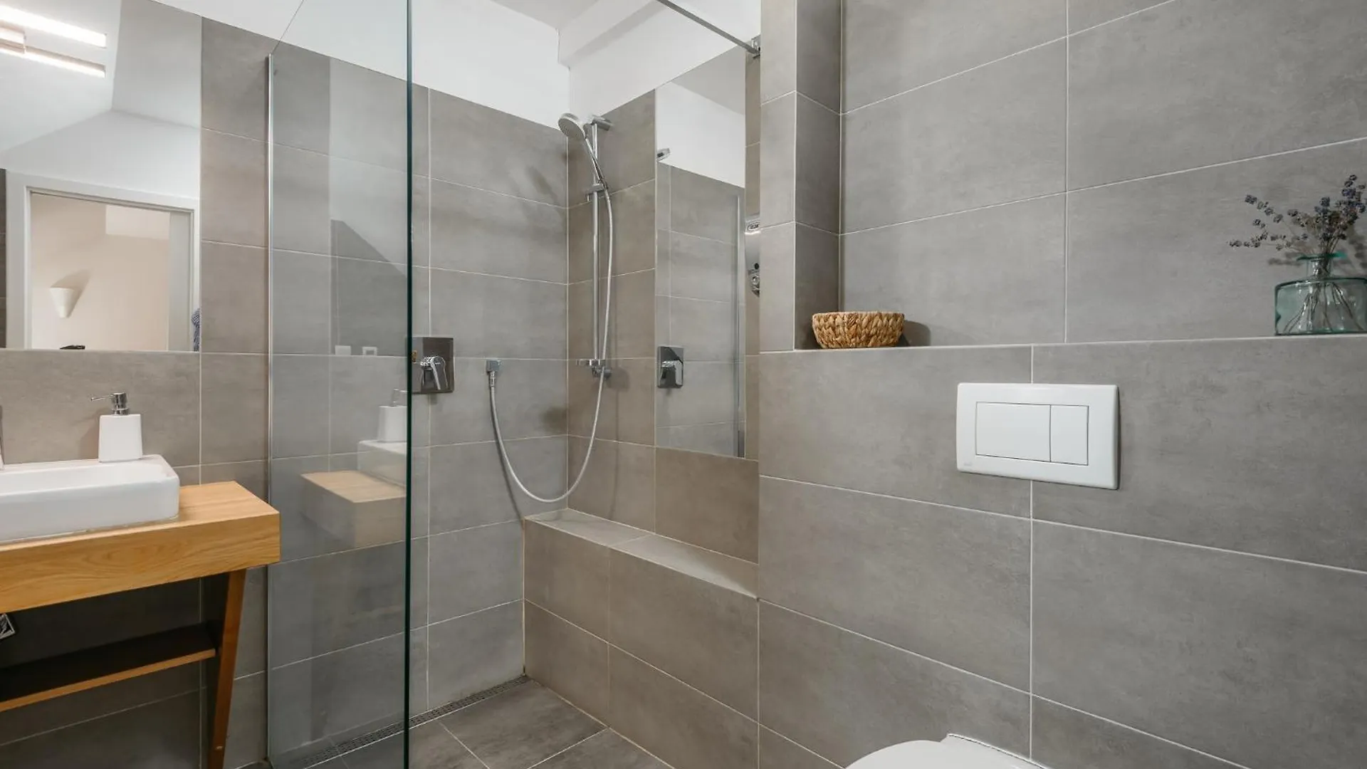 Roy 2 Bdr Apartment With Prague Castle View, Parking & Ac 0*,  Czech Republic