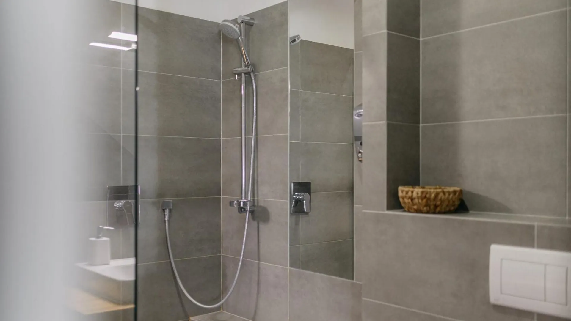 Roy 2 Bdr Apartment With Prague Castle View, Parking & Ac
